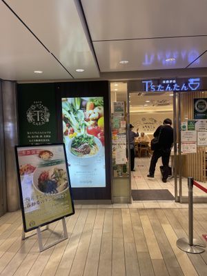 Entrance is close to the stairs down to Keiyō line  at T's Tantan - Tokyo JR Station in Tokyo