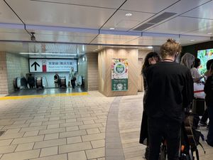 Entrance and waiting queue near escalators to Keiyō Line. Watch out for the vegan sign 🌱.  at T's Tantan - Tokyo JR Station in Tokyo