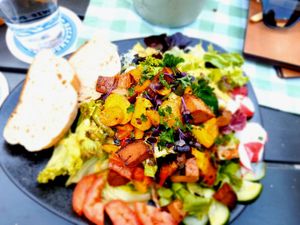 Salat mit Leberkäse und Ofengemüse at Brüderla in Bamberg