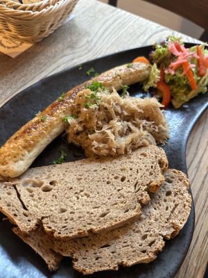 Bratwurst mit Kraut und Brot  at Brüderla in Bamberg