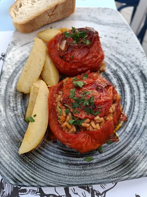 Stuffed tomato at Flisvos in Adamas