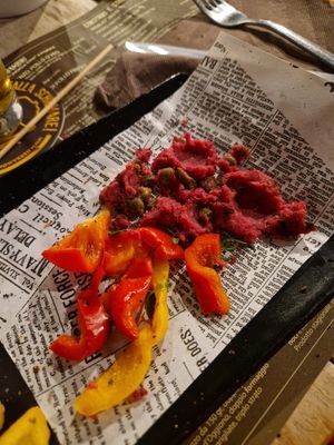 Hamburger sfatto e molliccio e peperoni non dichiarati. at Herba Monstrum in Lecco