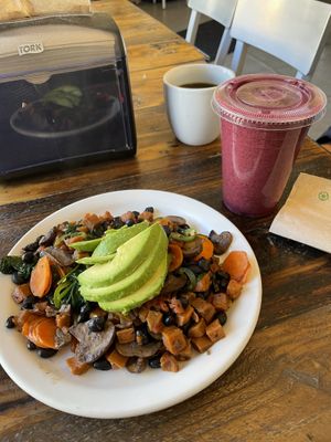 Vegan stir fry, vegan smoothie and coffee  at Sunrise Minturn in Minturn