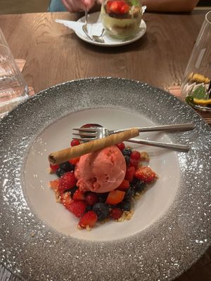 Strawberry crumble sorbet at Lukullum in Friedrichshafen