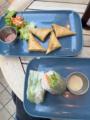 Veg samosa and tofu summer roll   at Que Toi in Artigues-pres-bordeaux