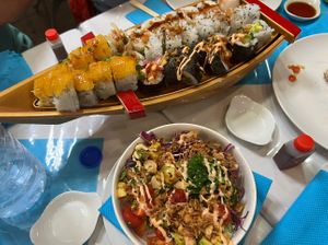 Sushi e bowl de camarão vegan at Poke & Pizza House in Lisbon