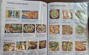 We had the36 pieces mix menu for 2 and was quite enough at Poke & Pizza House in Lisbon