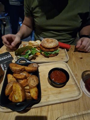 Vegan chicken burger at Bagels & Beers in Girona