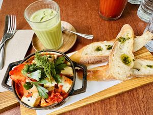 Gebackener Tofu mit Baguette   at Bonjo in Paris