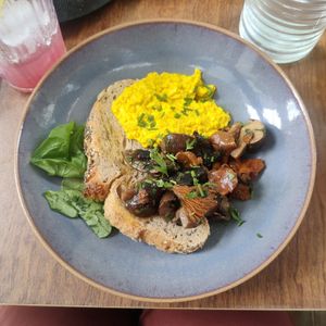 Tofu scramble and mushrooms at Bonjo in Paris