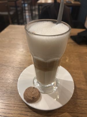 LouLou Latte Popcorn 5,75€ Oatmilk 0,50€  at Brasserie LouLou in Cadzand