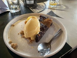 Brownie met fruit en mango sorbet   at Brouw in Ouddorp
