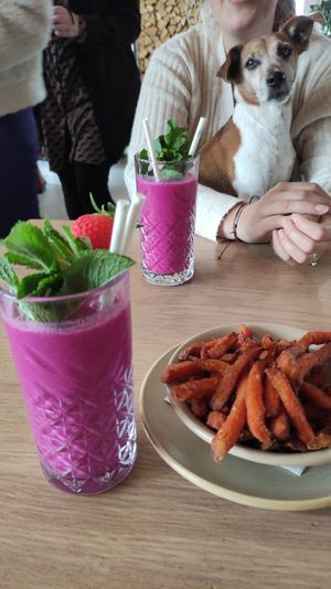 Pink pithaya smoothie met zoete aardappel friet at Strandclub Zee in Ouddorp