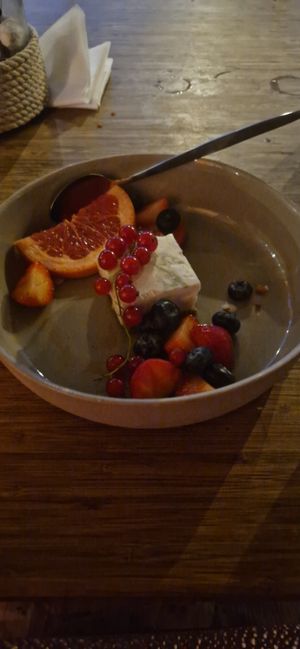 SUE’s Key Limetten Törtchen mit Rote Früchte at Strandclub Zee in Ouddorp