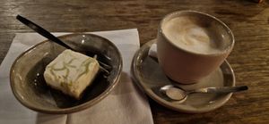 SUE’s Key Limettenküchlein und Flatwhite mit Hafermilch at Strandclub Zee in Ouddorp