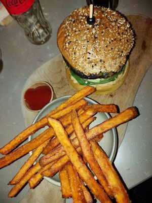 Portobello burger met zoete aardappelfriet at MarktZes in Domburg