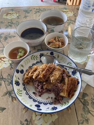 Full meal (tofu with rice, ‘duck flavour’) with soup and kimchi as sides  at YinYin Vegan in Khon Kaen