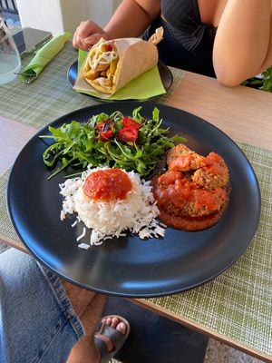 Dish of the day and souvlaki  at Veganissimo in Santorini