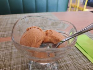 Peanut and caramel icecream at Veganissimo in Santorini