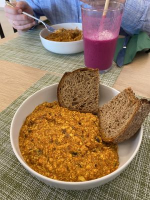 Tofu scramble and smoothie  at Veganissimo in Santorini