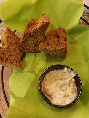 Bread and tzatziki - gratis at Veganissimo in Santorini