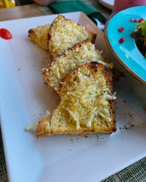 Cheesy Garlic Bread at Veganissimo in Santorini