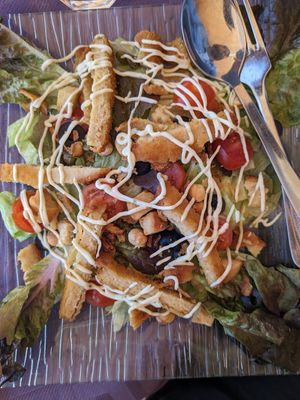 Ensalada con no pollo empanado at La Vida Bonita Beach Club in Santa Pola