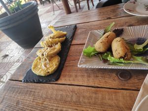 Berenjena tempura y croquetas de setas at La Vida Bonita Beach Club in Santa Pola