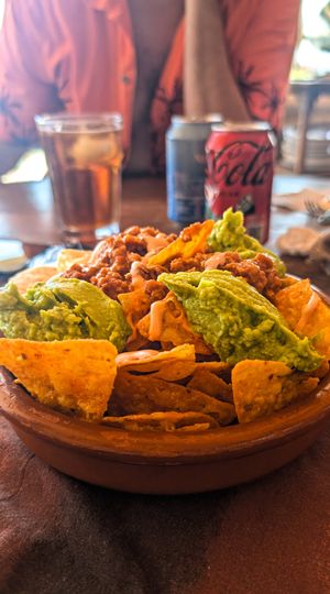 Nachos con guacamole, queso y topping vegano 💚 at La Vida Bonita Beach Club in Santa Pola