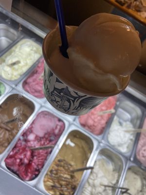Helado vegano con sabor a piña colada y guanábana.  at Gelateria Ceiba in Cartagena