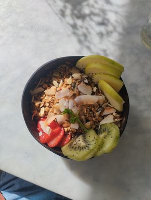 Açaí Bowl 🫐 with Homemade Granola 🥥, Peanut Butter 🥜 and Fresh Fruit 🥝 🍓 🍏 at The Skinny Kitchen - Eivissa in Ibiza