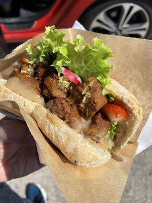 Hausgemachter Seitan im Brötchen mit Salat, Gemüse und Sanddornsenf sowie Löwenzahnpesto  at Happen Poel in Poel