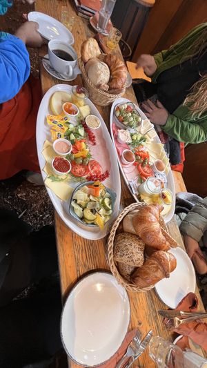Rechts omnivores und links veganes Frühstück 👍🏼  at Cafe & Bar Celona in Bremen