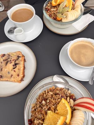 Bananenbrot + Kaffee mit kleinem Kännchen (Hafermilch)   at Elisa in Hamburg