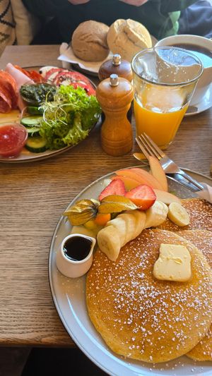 Pancakes mit Frucht und oben herzhaftes Frühstück (nicht veggie) at Elisa in Hamburg