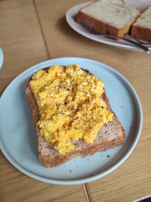 The scrambled egg toast at COYOTE in Kyoto