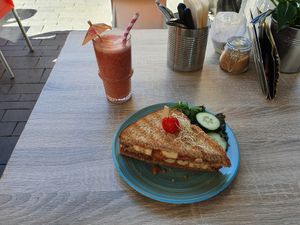 'Tosti Marieke' is already vegan. It has peanutbutter with banana. Also on this picture a smoothie of the day. at Meisje Koffiegeschenk in Enschede