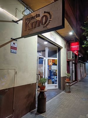 Front of store at Pizzeria Km0 in Valencia