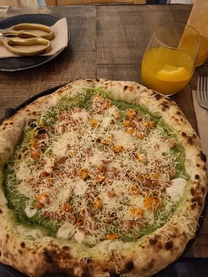 Weekly pizza at Pizzeria Km0 in Valencia