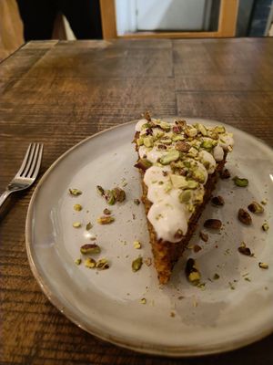 Carrot cake at Pizzeria Km0 in Valencia