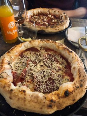 Pizza Cullai y Albufera  at Pizzeria Km0 in Valencia