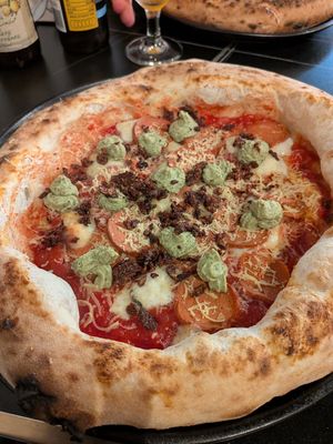 Incredible pizza at Pizzeria Km0 in Valencia