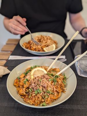 Pad Thai with Tofu and no egg (same in the background, but also opted to remove some toppings) at Freshbox in Marseille