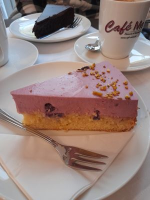 Blaubeertorte. Sehr fein und leicht at Café Sa'SIS in Bad Soden