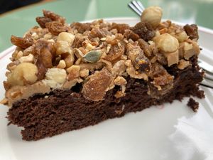Schokokuchen mit Nussmischung auf Erdnussbuttercreme   at Café Sa'SIS in Bad Soden