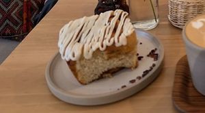 Vegan cinnamon bun with classic frosting at Caleta Dolsa Coffee in Lima