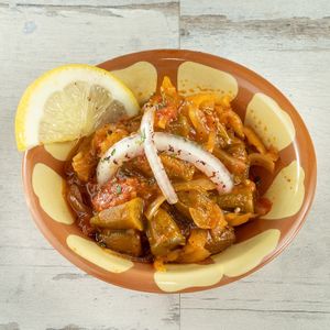 Bemieh Bel Zeit

Frittiertes libanesisches Gemüse (Okra) mit Olivenöl, gekochten Tomaten, Zwiebeln und frischem Koriander at Allresto Beirut in Bern