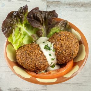 Falafel

Panierte Kichererbsen-Bohnen-Bällchen mit Koriander und libanesischen Gewürzen. Serviert mit Sesamsauce at Allresto Beirut in Bern