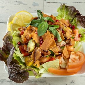 Fattoush

Grüner Salat mit Petersilie, Tomaten, frische Minze, Summak (libanesische Gewürze), Zwiebeln, Radieschen, frittiertes libanesisches Brot, Zitrone und Olivenöl at Allresto Beirut in Bern