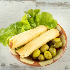 Sambousek Jebni

Teigrollen gefüllt mit libanesischem Käse und Petersilie at Allresto Beirut in Bern